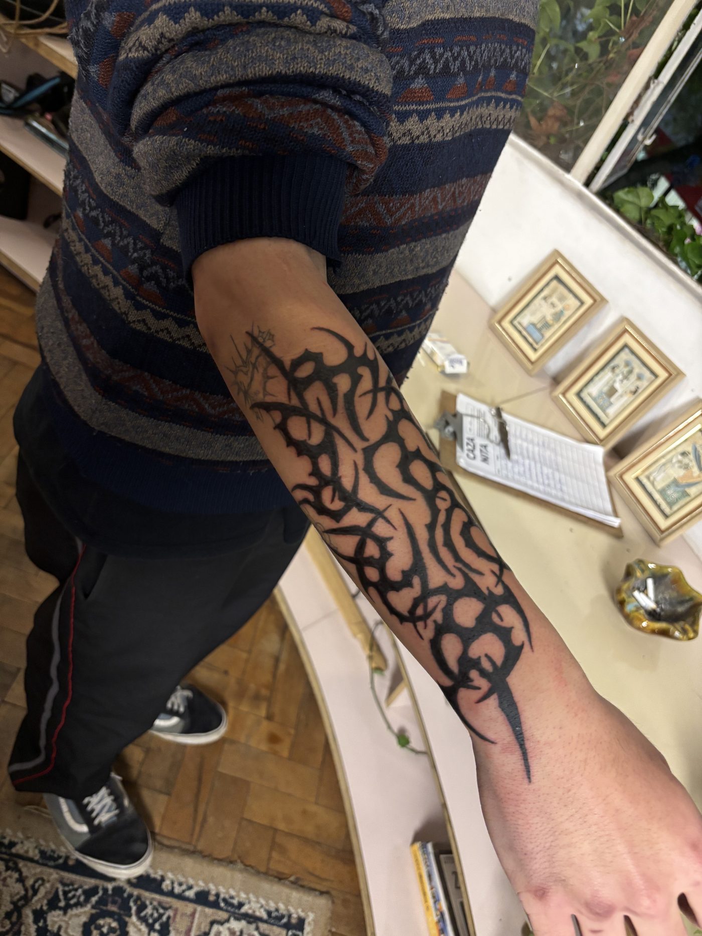 Antebraço fechado em freehand preto