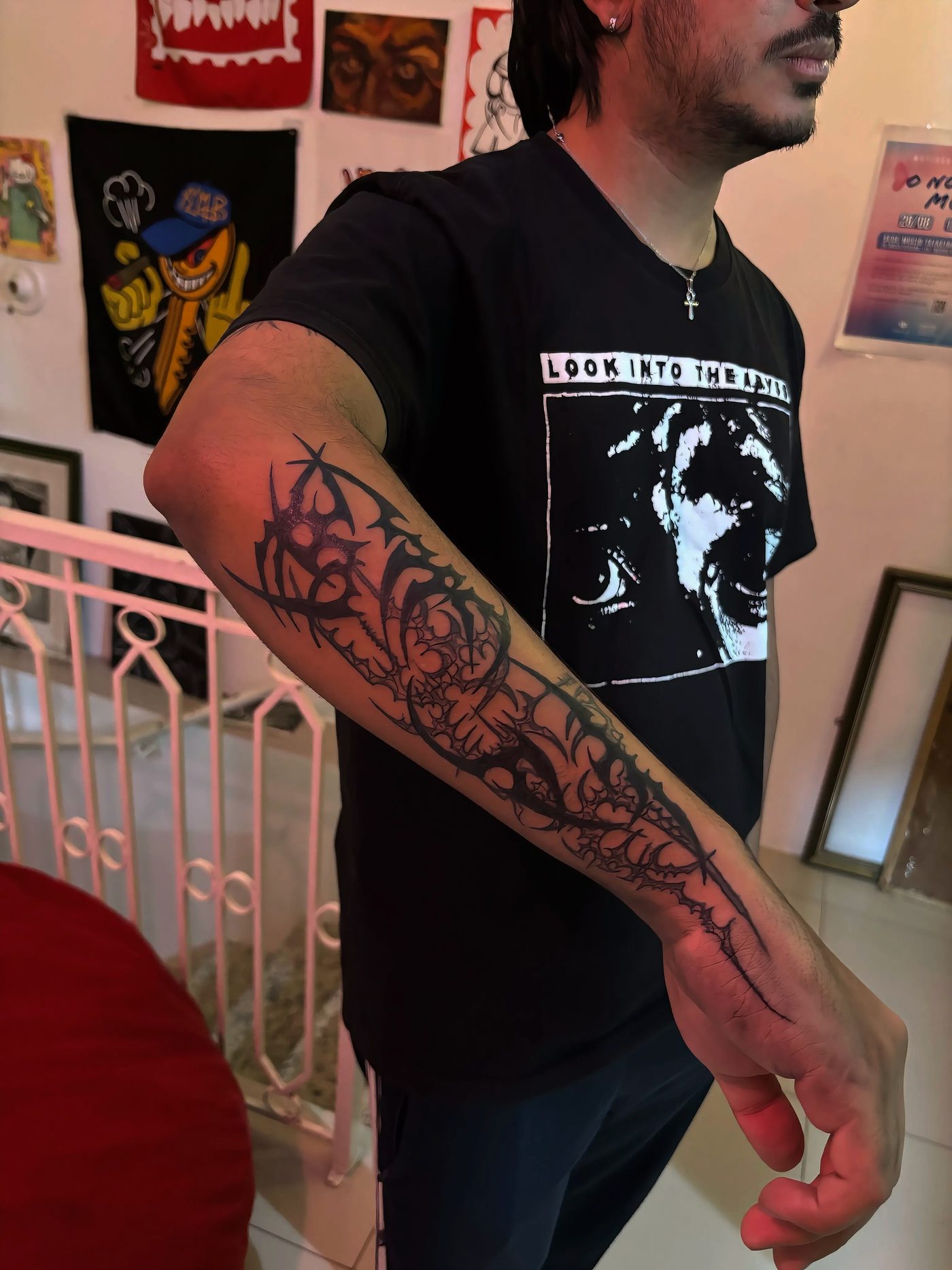 Braço fechado em freehand preto, de pé