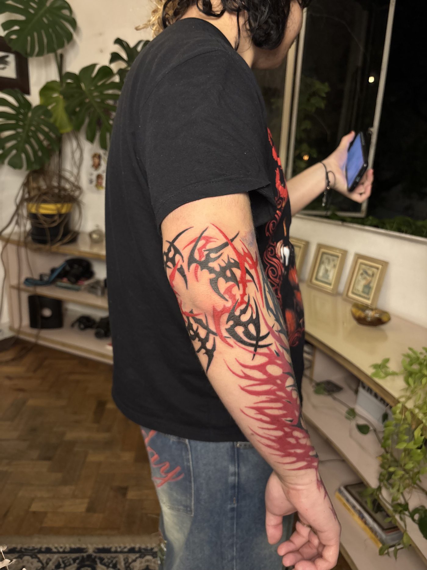 Braço inteiro fechado em freehand preto com chamas vermelhas