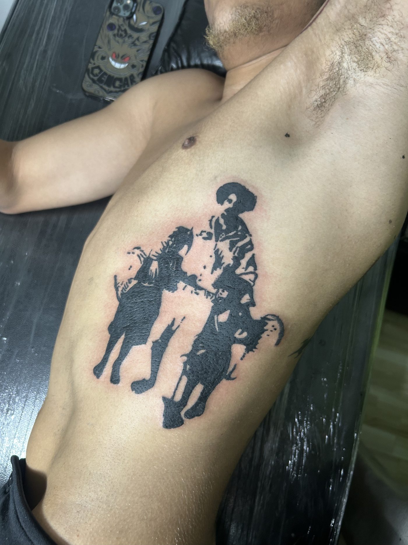 Silhuetas em preto na costela