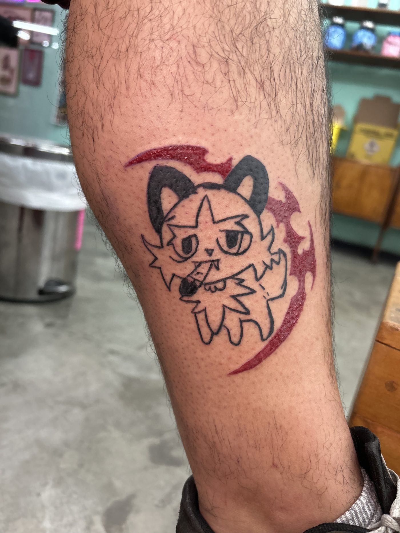 Gato em traço ignorant com lua vermelha na panturrilha