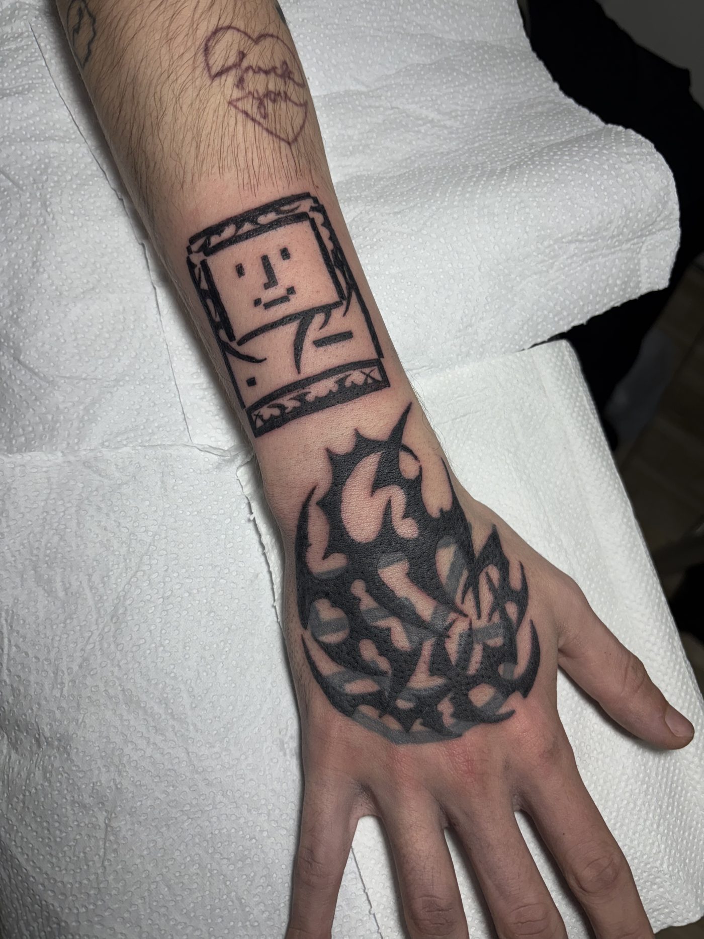 Mão fechada em freehand preto