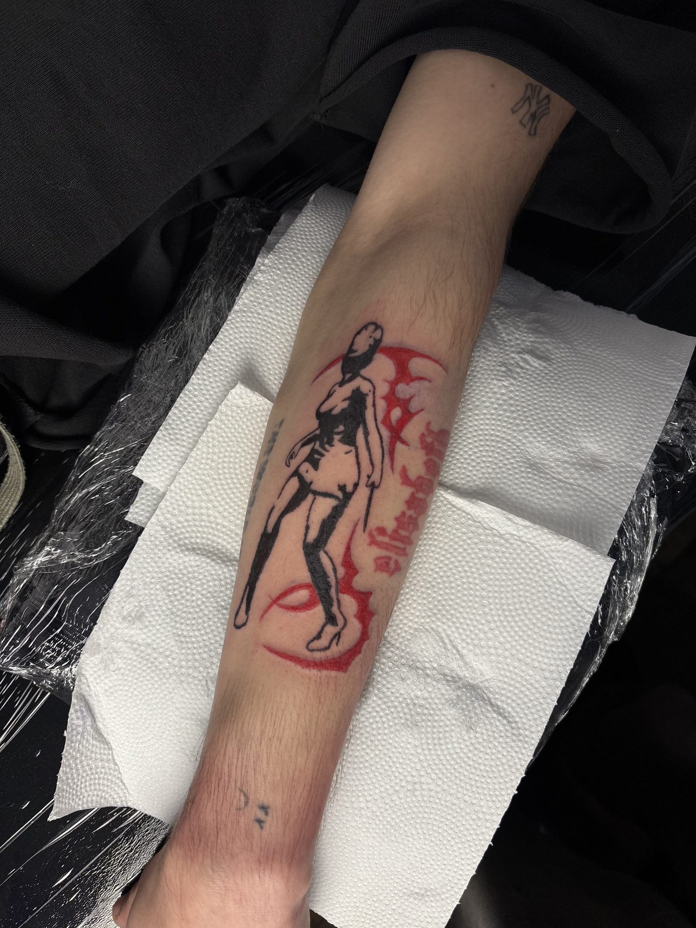 Pin-up em vermelho na perna, recém feita