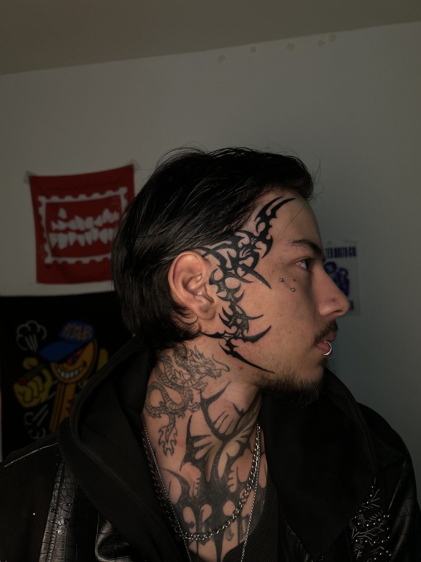 Rosto e pescoço tatuados em freehand