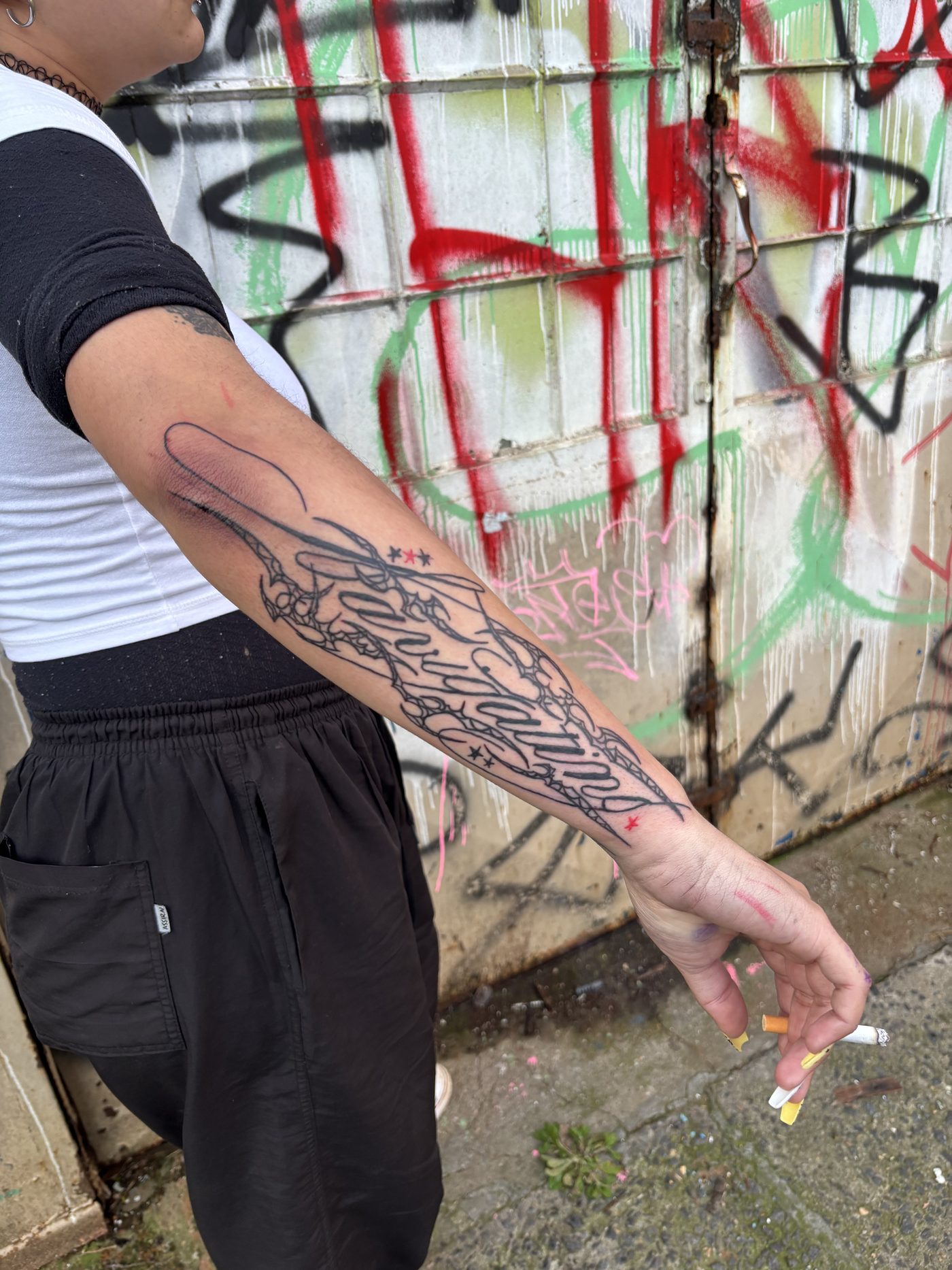 Braço fechado em freehand, na rua