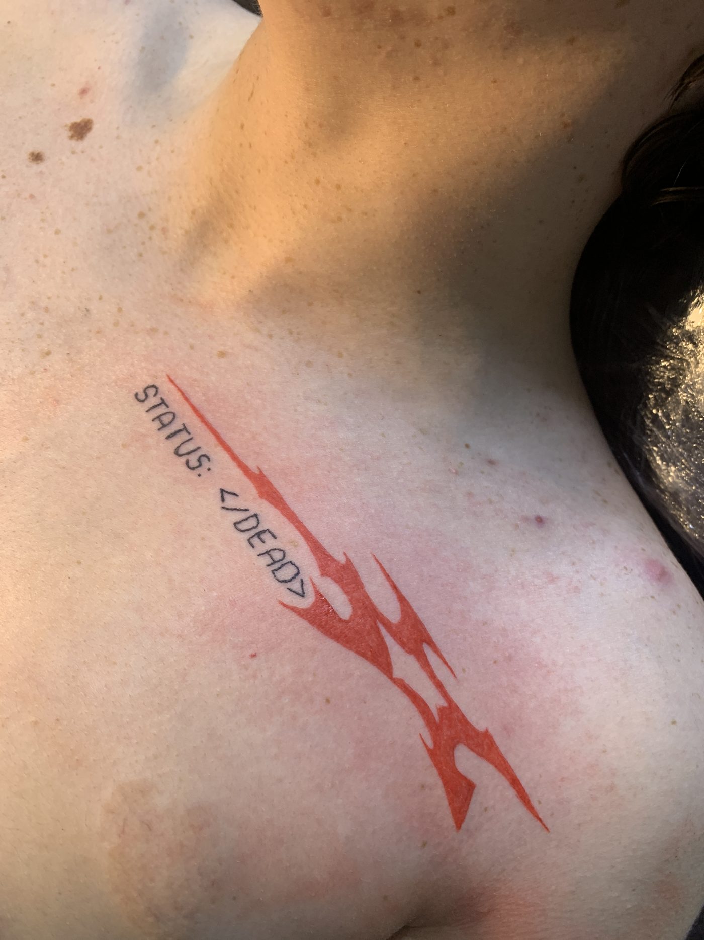 Lettering no peito com risco vermelho