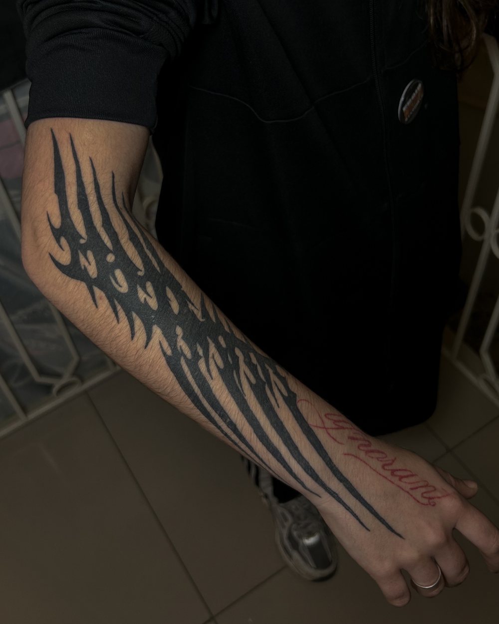 Espinhos no antebraço, antebraço, freehand