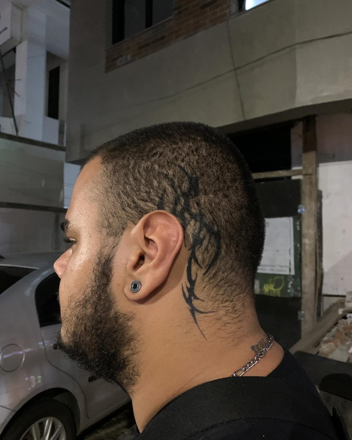 Sigilo no pescoço, pescoço, freehand